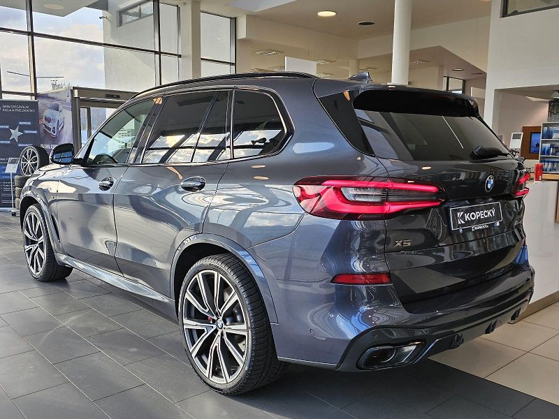 BMW X5 M50i - fotka 6 z 36
