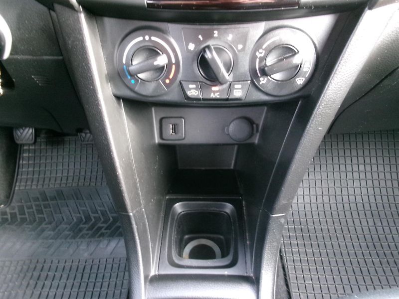 Suzuki Swift (2011) 1,3i KLIMA 4x4 VÝHŘEV USB - fotka 23 z 25
