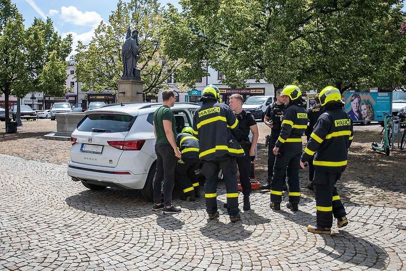 Záchranné složky policie a hasičů na frýdeckém náměstí, 17. června 2024, Frýdek-Místek.