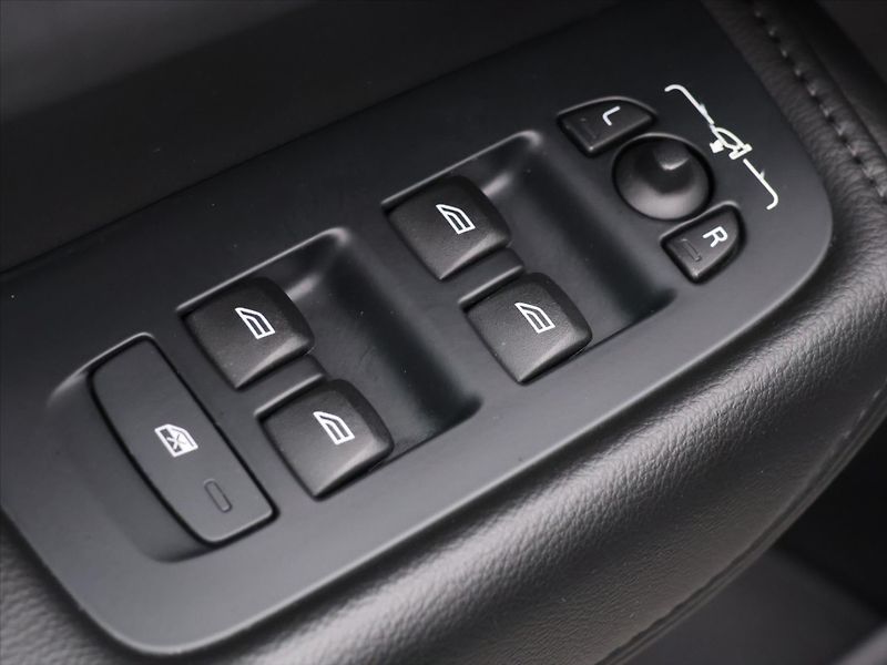 Volvo XC60 2,0 B4 145KW AWD MOMENTUM - fotka 16 z 40