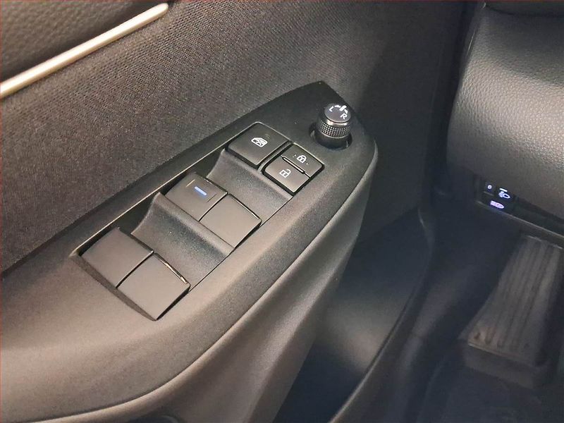 Toyota Yaris (2023) 1.5 VVT-i Hybrid - fotka 16 z 22
