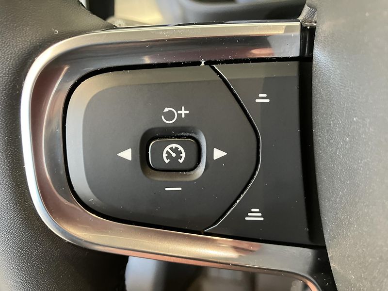 Volvo XC40 B4 Momentum Advance AT8 - fotka 22 z 41