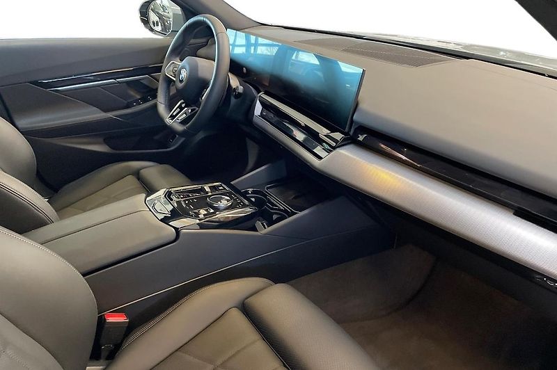 BMW Řada 5 520d AWD Touring MSport h/k - fotka 9 z 18