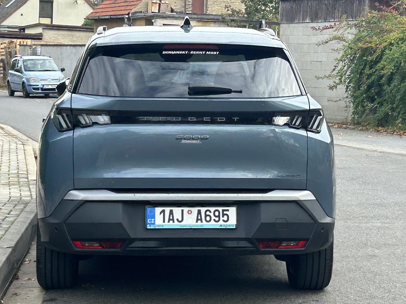 Peugeot 5008 (2025) ALLURE hybrid eDCS6 7míst 1maj - fotka 16 z 36