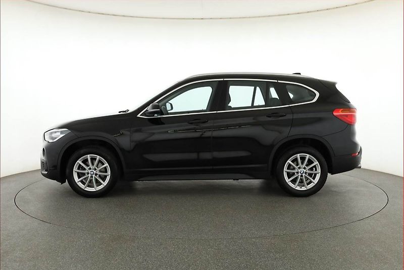 BMW X1 (2019) sDrive18d, Automat, Serv.kniha - fotka 3 z 18