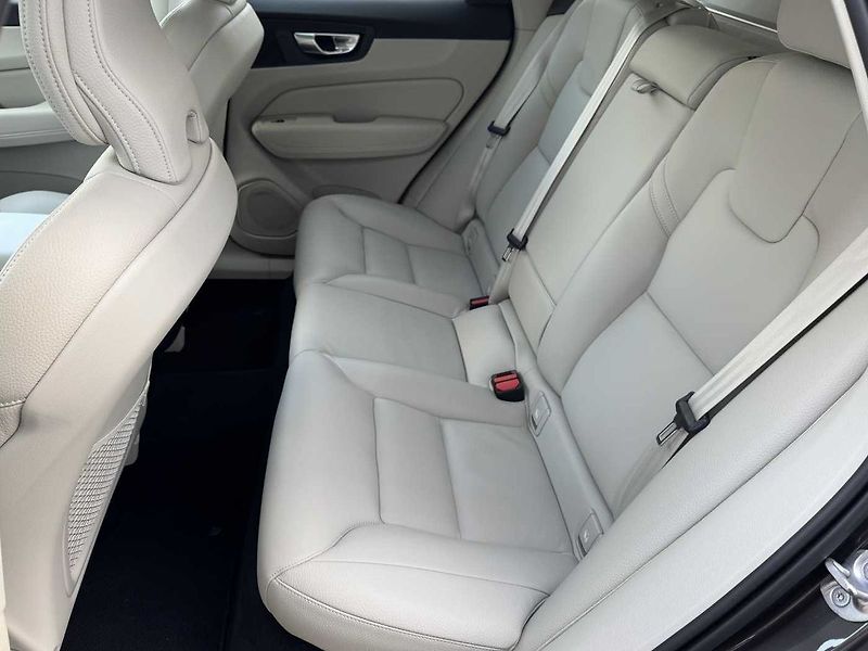 Volvo XC60 Plus B4 AWD Light paket - fotka 12 z 23