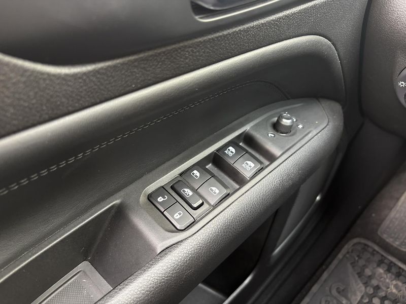 Jeep Compass 1.5 e-Hybrid 96KW Night Eagle - fotka 13 z 22