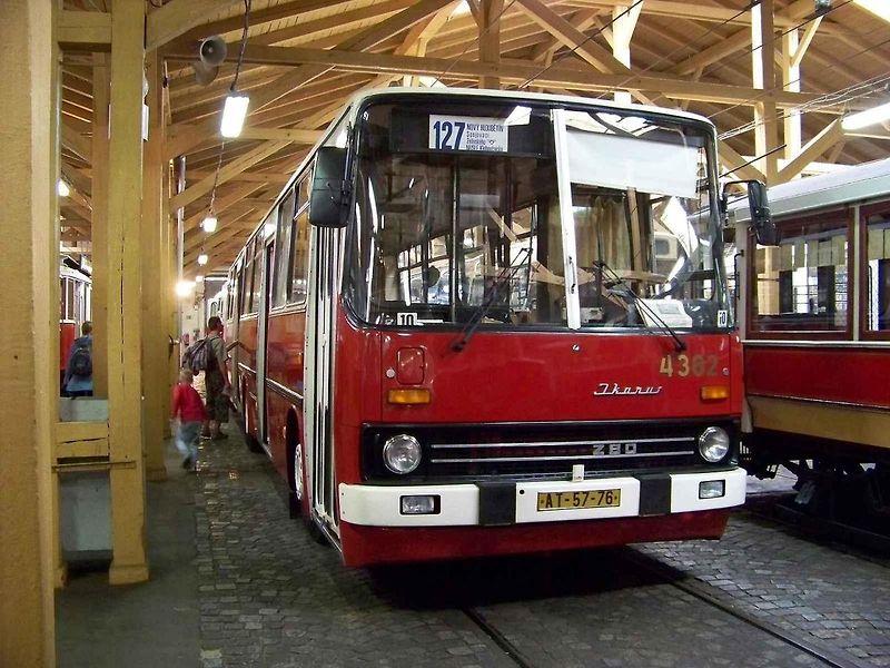 Maďarský kloubový autobus Ikarus 280 vyfotografovaný v Třebíči.