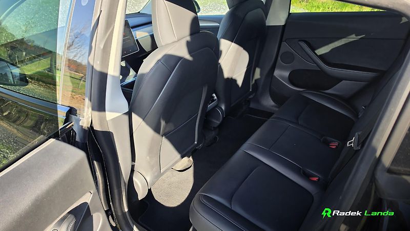 Tesla Model Y (2021) Dual Motor 4×4 - fotka 8 z 8