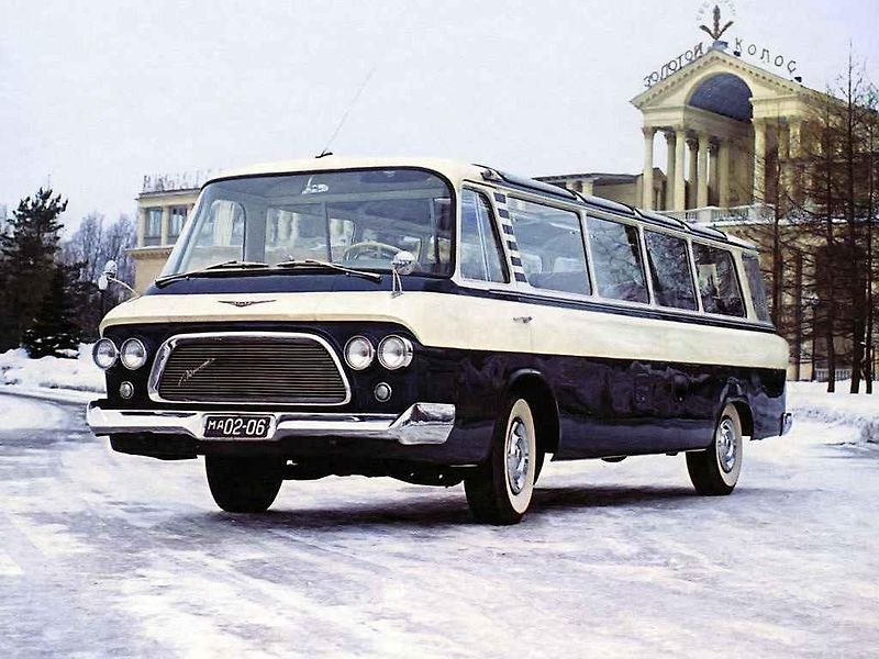 ZIL 118 M se vyrobil i v sanitní verzi pro převoz vysoce postavených osob