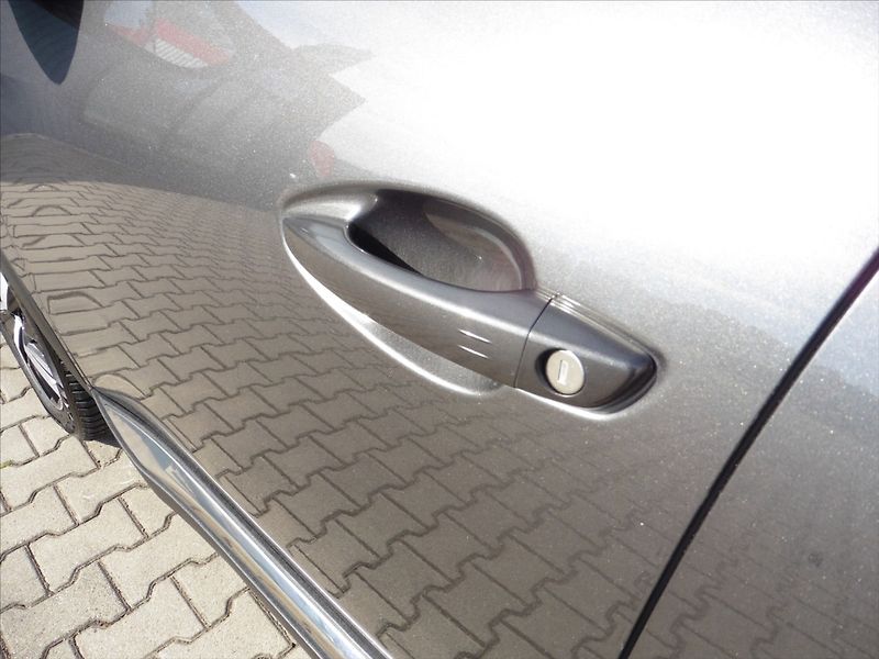 Peugeot 5008 2.0 HDi Allure 7.míst - fotka 15 z 17