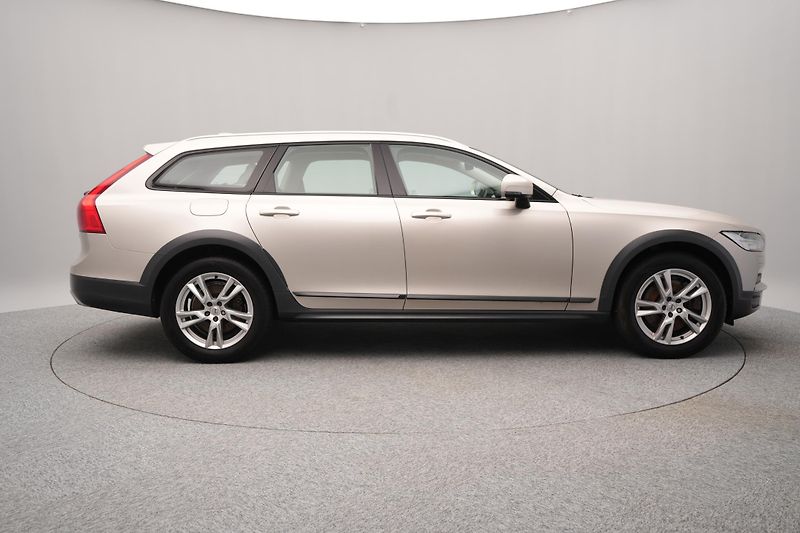 Volvo V90 CC D4 AWD MOMENTUM AUT - fotka 11 z 46