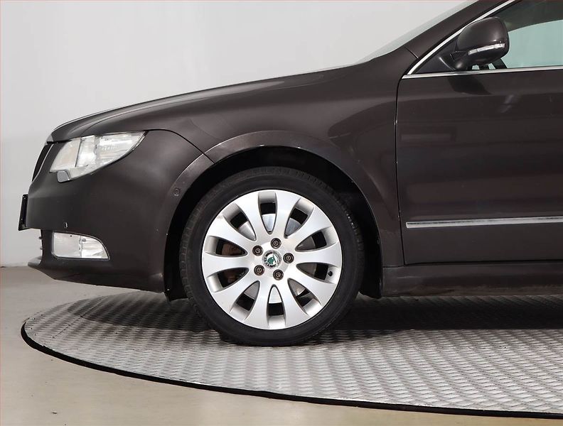 Škoda Superb (2010) 2.0 TDI, Navi, Xenony - fotka 14 z 24