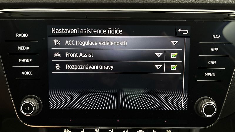 Škoda Superb 2.0 TDI DSG Style Combi - fotka 25 z 28