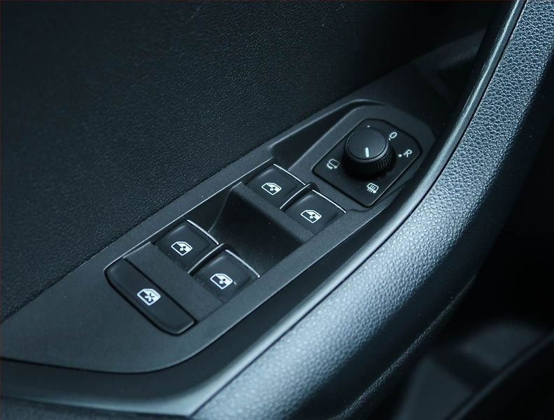 Škoda Karoq (2019) Style 1.6 TDI, Navi, Tempomat - fotka 16 z 22