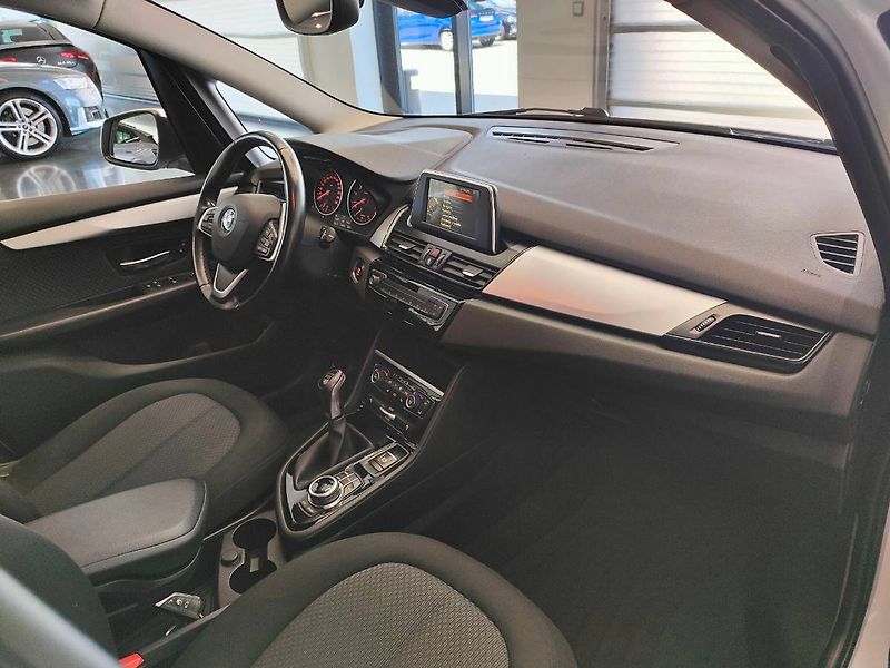 BMW Řada 2 (2017) 220i Gran Tourer (141kW/192k) - fotka 10 z 27
