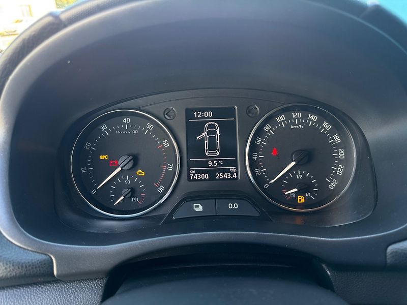 Škoda Roomster (2014) 1.2 TSI 63kW Black edition - fotka 9 z 42