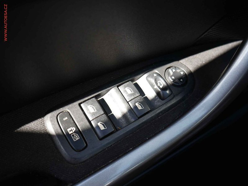 Peugeot 308 (2008) 1.6HDi, AC, tažné - fotka 11 z 16