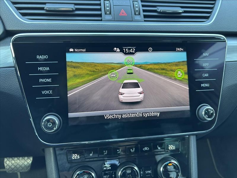 Škoda Superb 2,0 TDi AT Style SERVIS - fotka 20 z 43