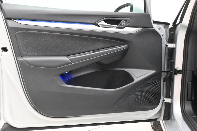 Volkswagen Golf 2,0 TDI 110kW Life LED Záruka - fotka 24 z 31