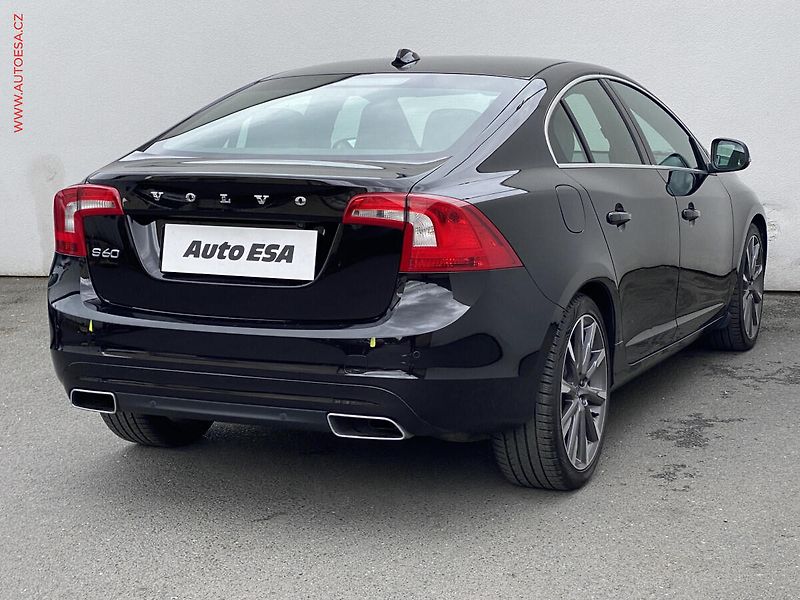 Volvo S60 (2013) 2.4 D5, Summum, bixen - fotka 4 z 19