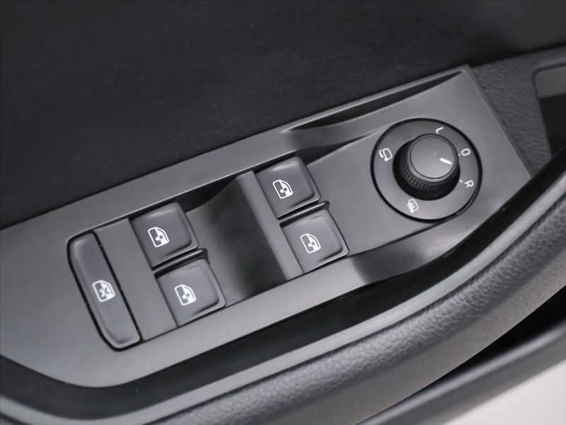 Škoda Superb 1,6 TDI Style 1.maj servis kn. - fotka 15 z 29