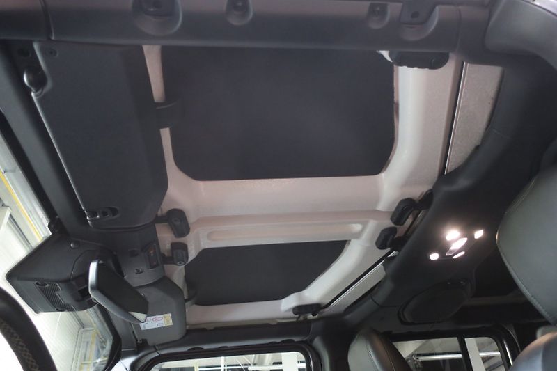 Jeep Wrangler (2022) 2.0 4xe PHEV Unlimited Sahara - fotka 23 z 50
