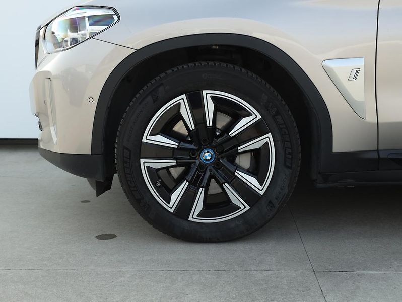 BMW iX3 - fotka 12 z 19
