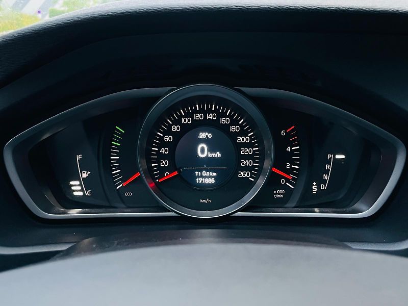 Volvo V40 2.0D3 AUT CROSS COUNTRY TAŽNÉ - fotka 38 z 40