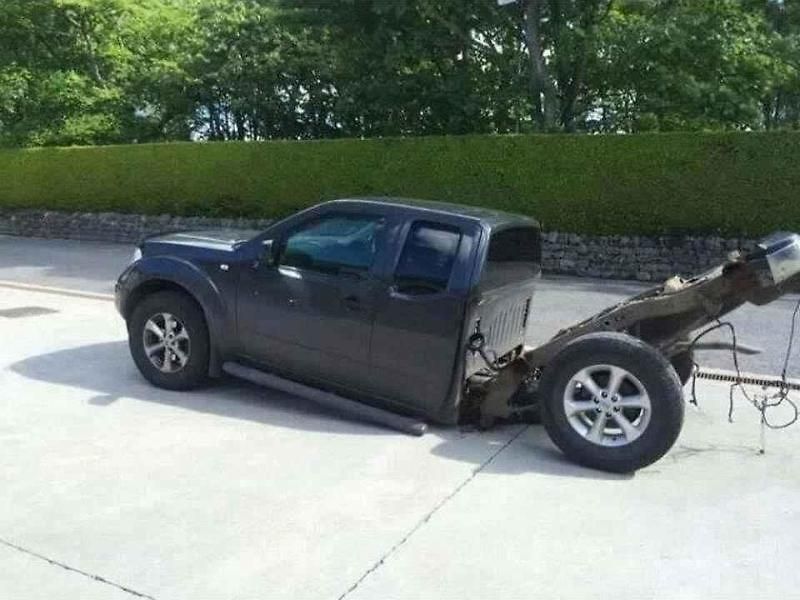 Fotografie poškozeného Nissanu Navara.