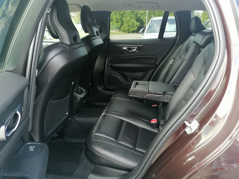 Volvo V60 (2021) 2.0 B4 145kW A/T Kůže - fotka 11 z 27