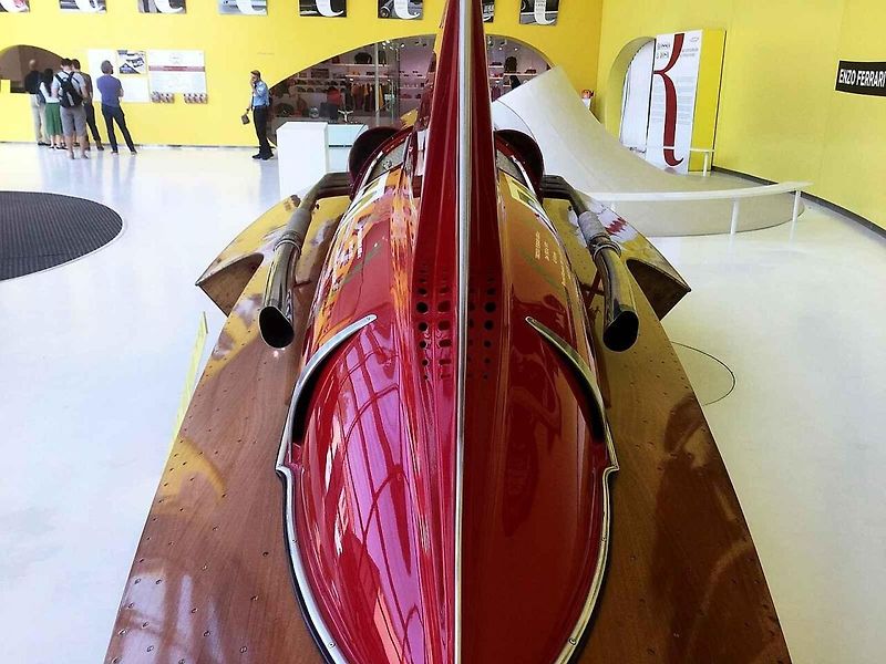 Rekordní závodní člun Arno XI - Ferrari na jedné z výstav.