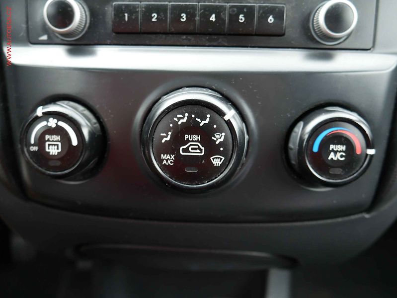 Kia Sportage (2009) 2.0i, ČR, AC, zmk.řazení - fotka 15 z 16