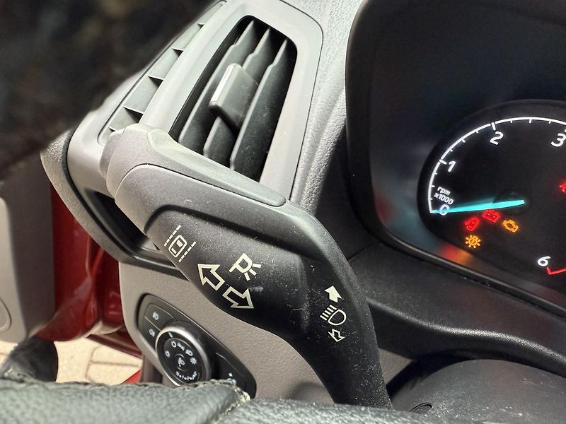 Ford Tourneo Connect (2019) 1,5-PANORAM-TAŽNÉ-VYHŘ.SEDAČKY - fotka 26 z 53