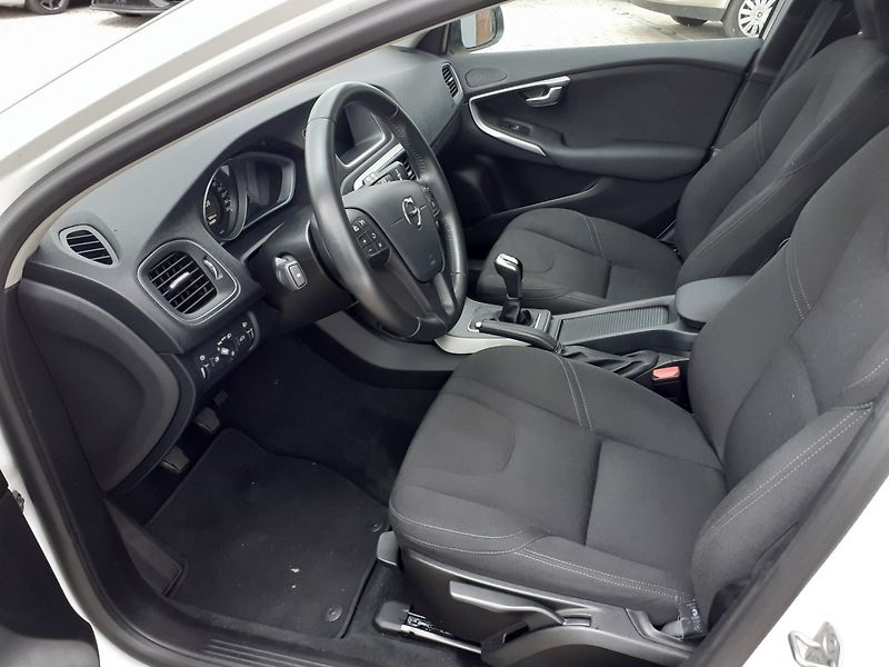 Volvo V40 (2018) 2.0 D CROSS COUNTRY - fotka 19 z 32