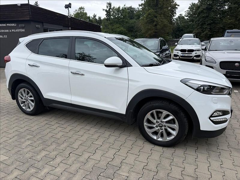 Hyundai Tucson 2.0 CRDI Style 4x4 Autom - fotka 4 z 23