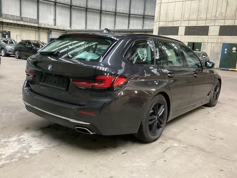 BMW Řada 5 540d xDrive M-technic HUD - fotka 2 z 6
