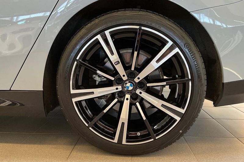 BMW Řada 5 520d AWD Touring MSport h/k - fotka 17 z 18