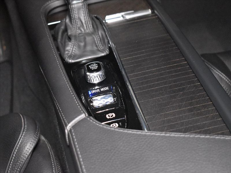 Volvo V90 2,0 D5 AWD CC PRO - fotka 15 z 28