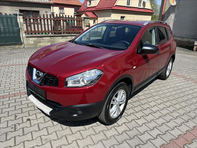 Nissan Qashqai 2,0 +2 4x4 7.Míst - fotka 9 z 25