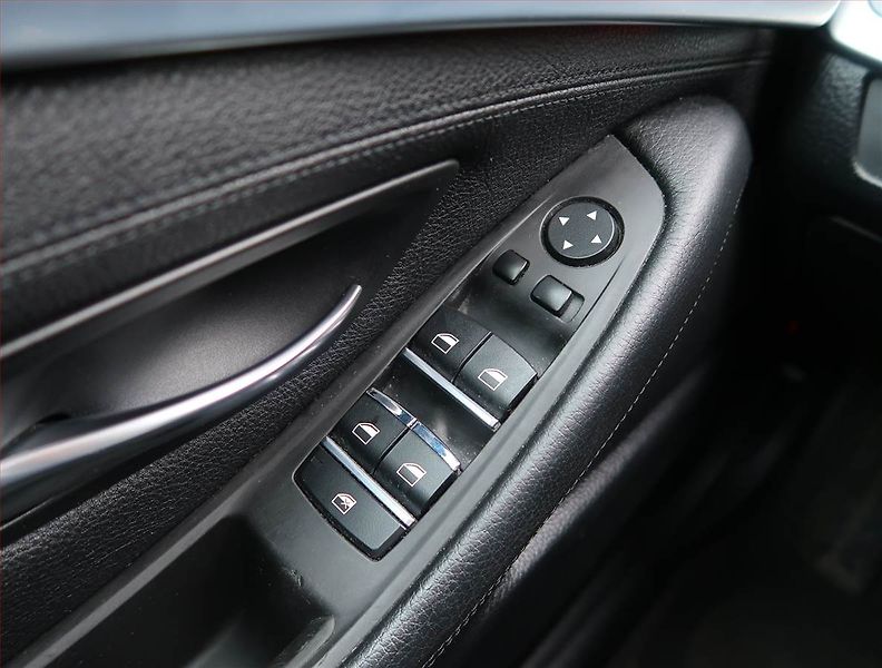 BMW Řada 5 (2013) 520d, Automat, Navi, Xenony - fotka 20 z 27