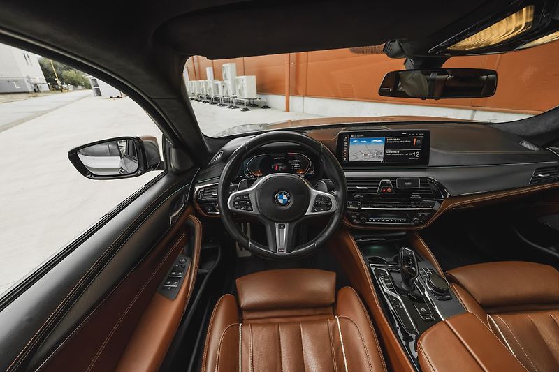 BMW Řada 5 (2020) M550i xdrive - fotka 14 z 19