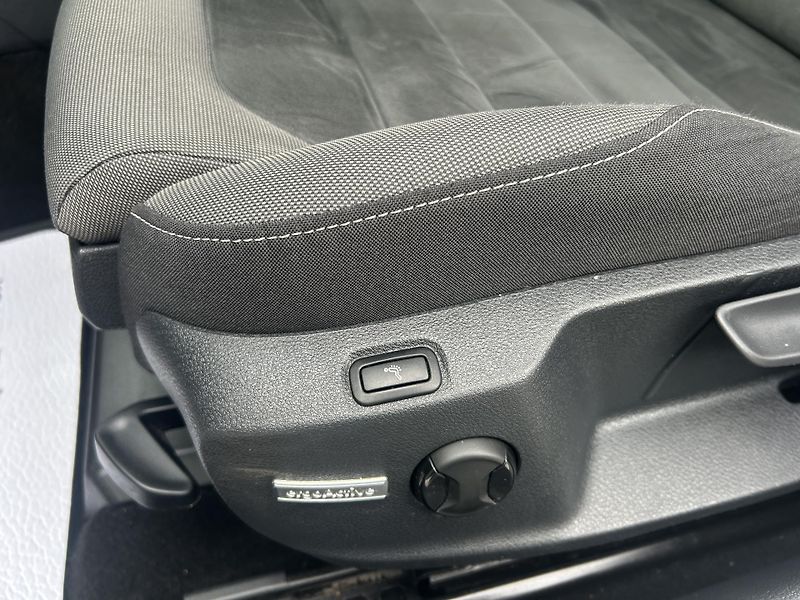 Volkswagen Golf Variant 2,0TDi Highline NAVI LEDMATRIX - fotka 29 z 69