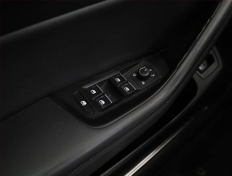 Volkswagen Passat (2016) 2.0 TDI, Automat, Serv.kniha - fotka 16 z 18