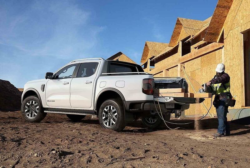 Ford Ranger PHEV je nepochybně dobrý i k uspořádání party v přírodě.