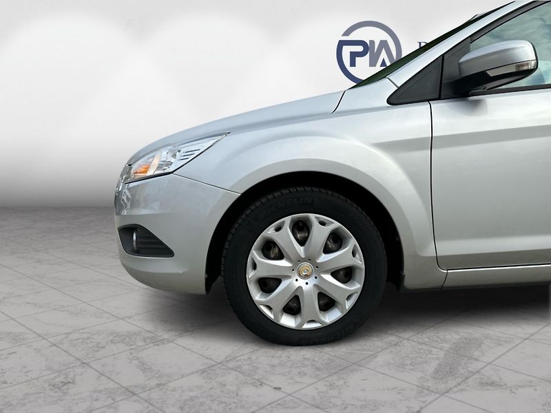 Ford Focus 1.6 i 74 KW - fotka 9 z 15