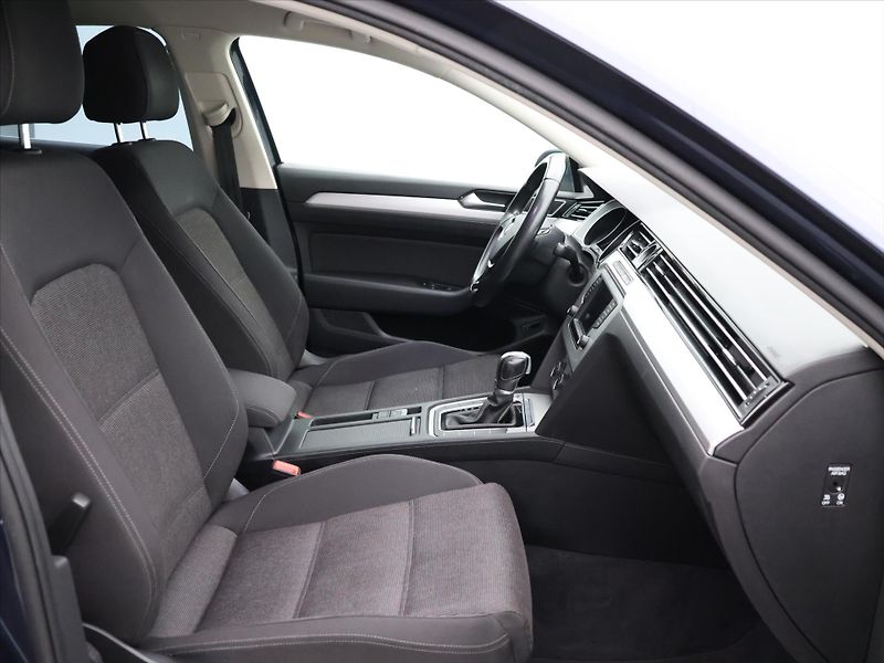 Volkswagen Passat 1.4 TSI 110kW LED DSG Tažné - fotka 12 z 29