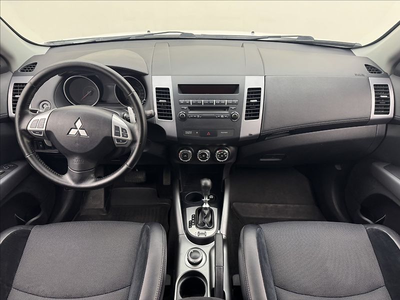 Mitsubishi Outlander 2,2 4WD AUTOMAT VÝHŘEV KAMERA - fotka 7 z 34