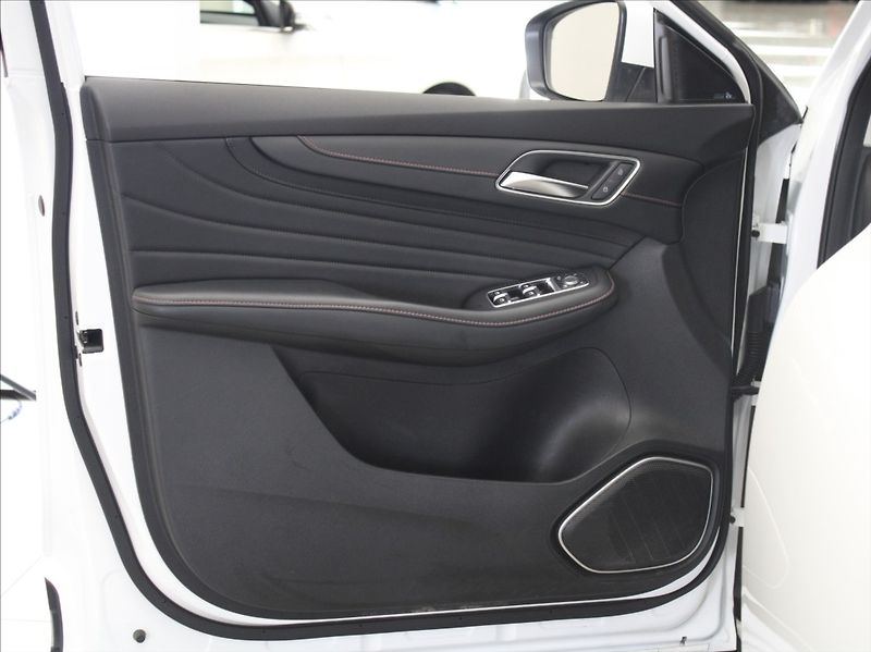 MG EHS 1,5 PHEV 190kW Exclusive PANO - fotka 20 z 28