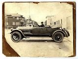 Manželé Clarencovi v Pierce-Arrow zachyceni na dobovém snímku z roku 1920.